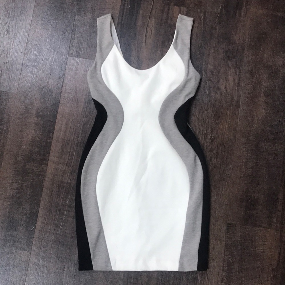 Curvy dress with side detail